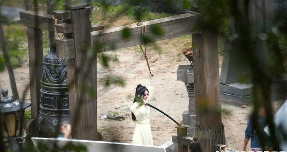 Hữu Phỉ tiếp tục lộ ảnh hậu trường, Vương Nhất Bác - Triệu Lệ Dĩnh đẹp bất chấp cam thường ảnh 1