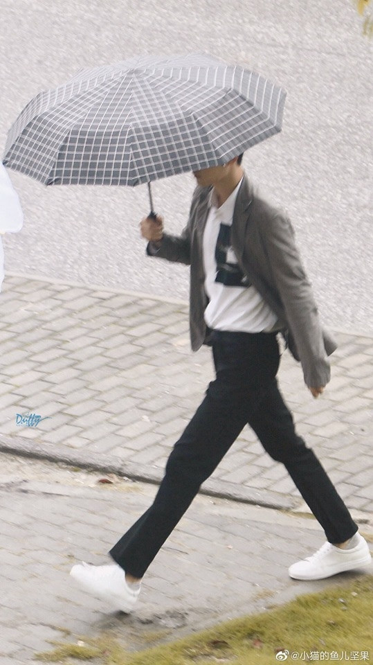 Sở hữu chân dài thẳng tấp “cực phẩm”, mỹ nam C-Biz khiến fangirl vừa “u mê”, vừa ghen tị ảnh 3