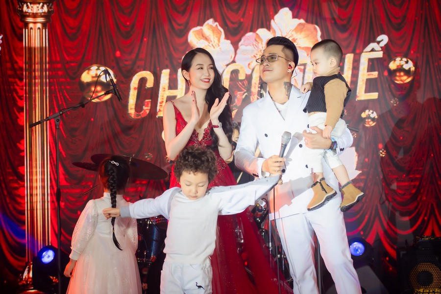Vợ chồng ca sĩ Tuấn Hưng lần đầu cùng 3 thiên thần nhỏ xuất hiện trên sân khấu ảnh 4