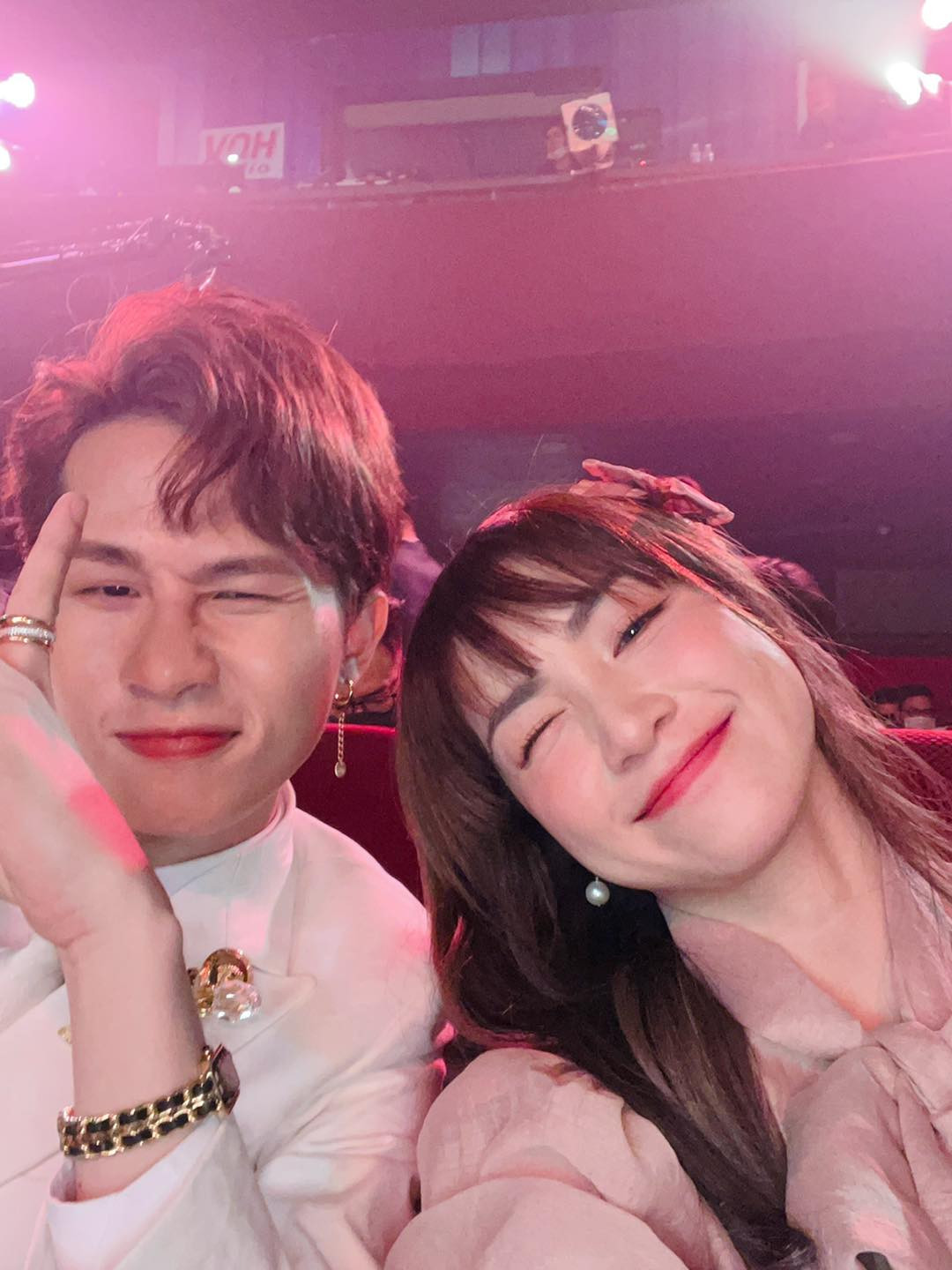 Hòa Minzy khoe ảnh thân thiết bên Jack. Hòa Minzy đăng ảnh cùng Jack, khẳng định ở lại đến hết lễ trao giải Làn Sóng Xanh ảnh 2