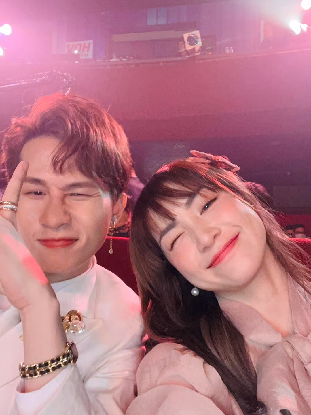 Hòa Minzy đăng ảnh cùng Jack, khẳng định ở lại đến hết lễ trao giải Làn Sóng Xanh ảnh 2