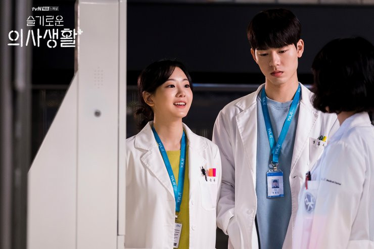 Soái ca tân binh “Hospital Playlist” gây sốt với gương mặt hao hao Park Bo Gum ảnh 1