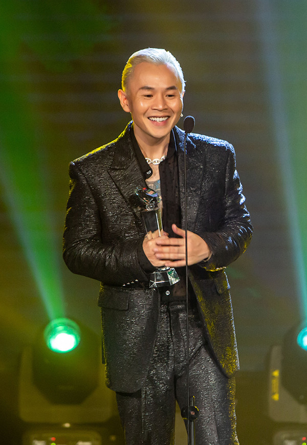 Binz quay sang Hồ Ngọc Hà nhưng lại cảm ơn “chị Tâm” khi nhận giải thưởng ở Làn Sóng Xanh ảnh 1