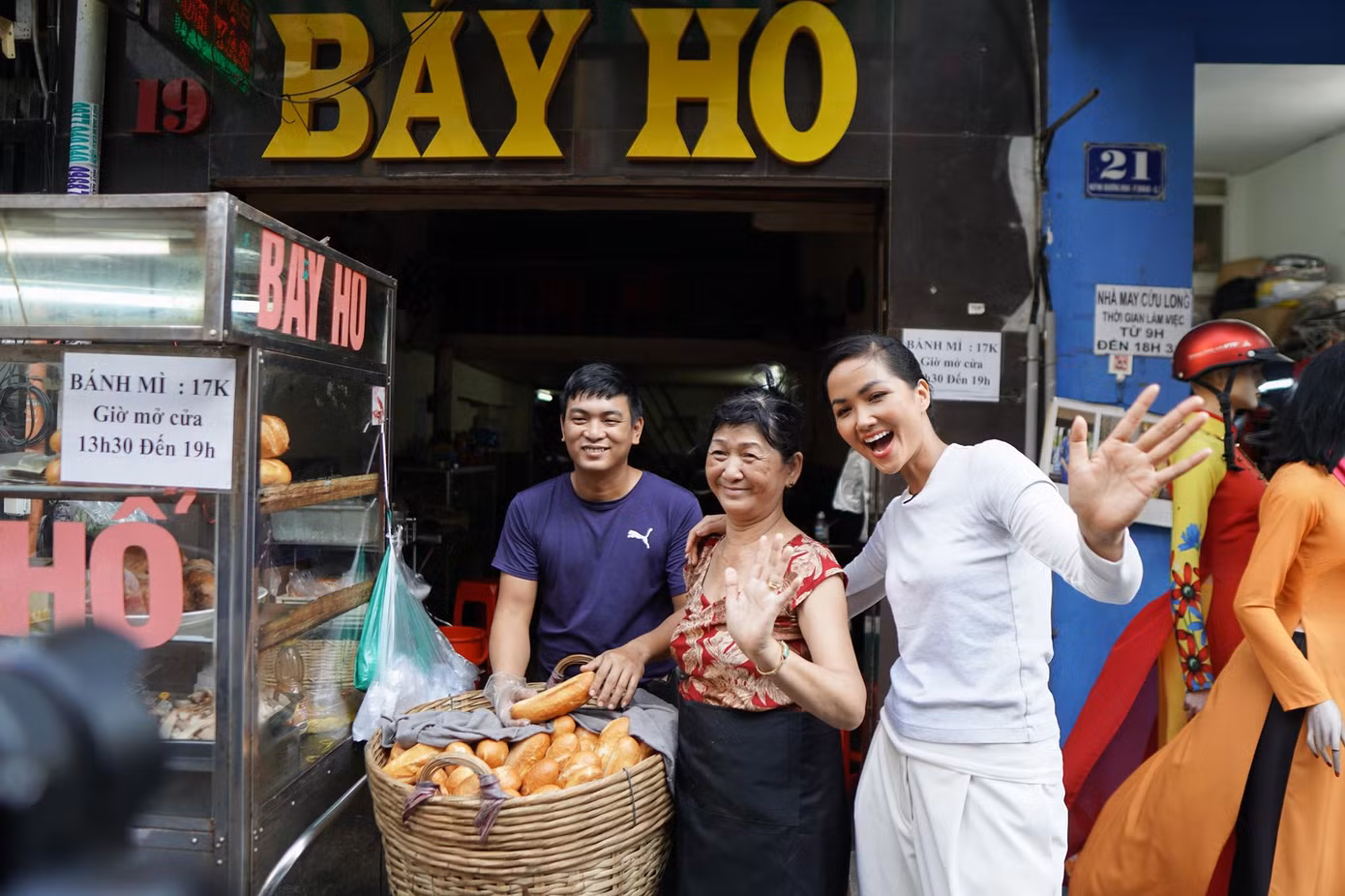 “Ăn sập” các tiệm bánh mì trứ danh ở Sài Gòn cùng Hoa hậu H'Hen Niê ảnh 3