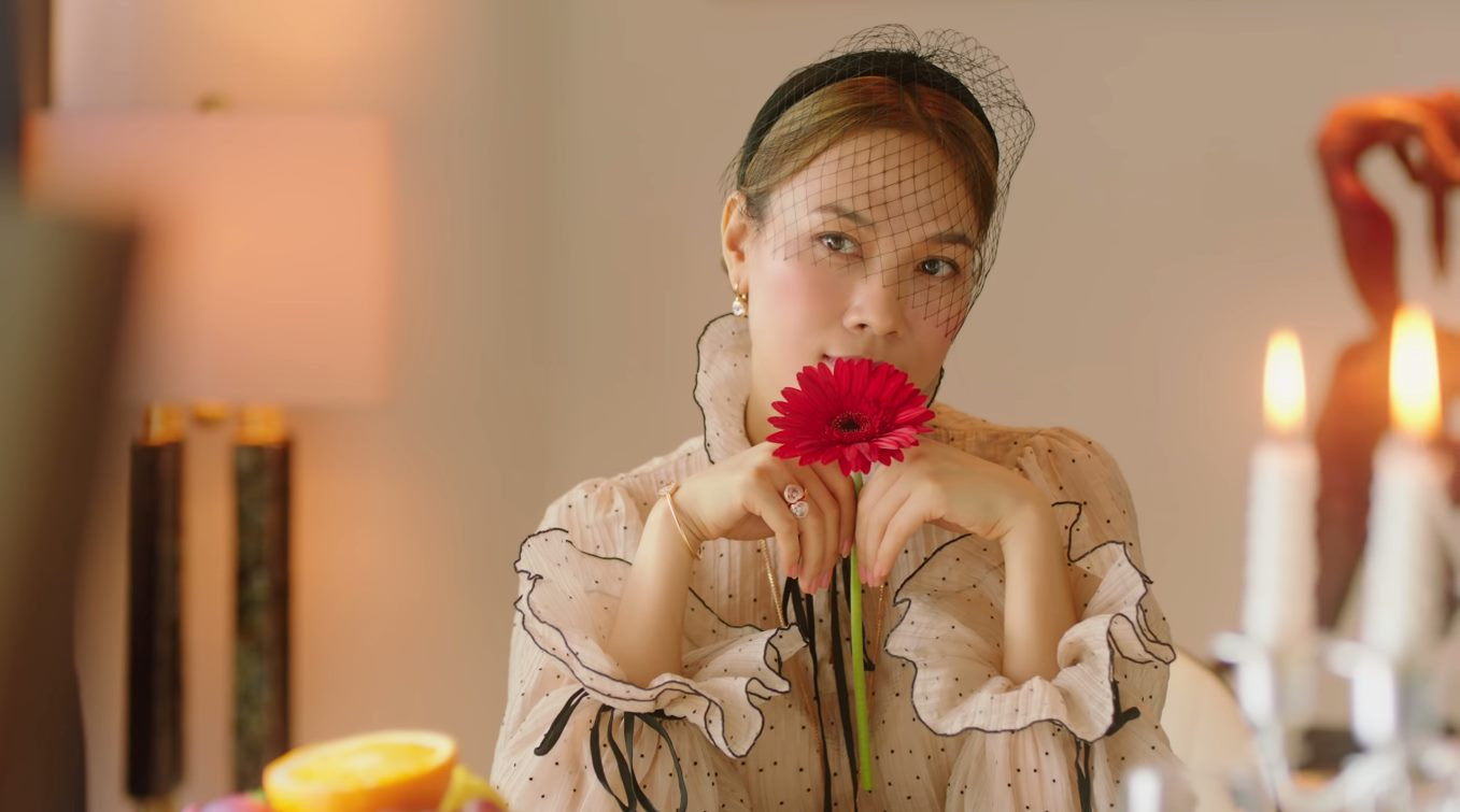“Chị đẹp” Mỹ Tâm sang chảnh trong MV mới với loạt phụ kiện đến từ thương hiệu Chanel ảnh 2