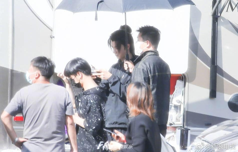 Cười sái quai hàm với hậu trường “Hữu Phỉ“: Vương Nhất Bác lái flycam “tóm” cánh săn ảnh ảnh 1