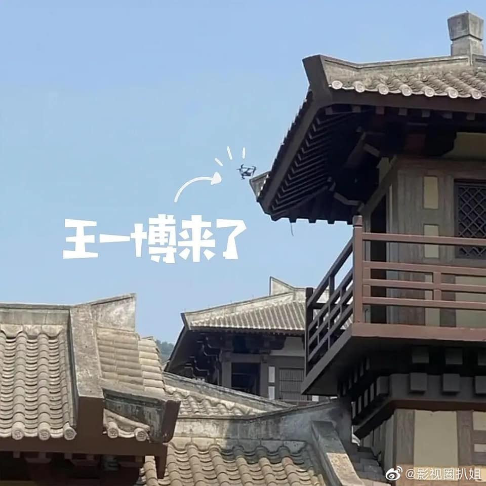 Cười sái quai hàm với hậu trường “Hữu Phỉ“: Vương Nhất Bác lái flycam “tóm” cánh săn ảnh ảnh 3