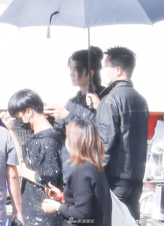 Cười sái quai hàm với hậu trường “Hữu Phỉ“: Vương Nhất Bác lái flycam “tóm” cánh săn ảnh ảnh 2