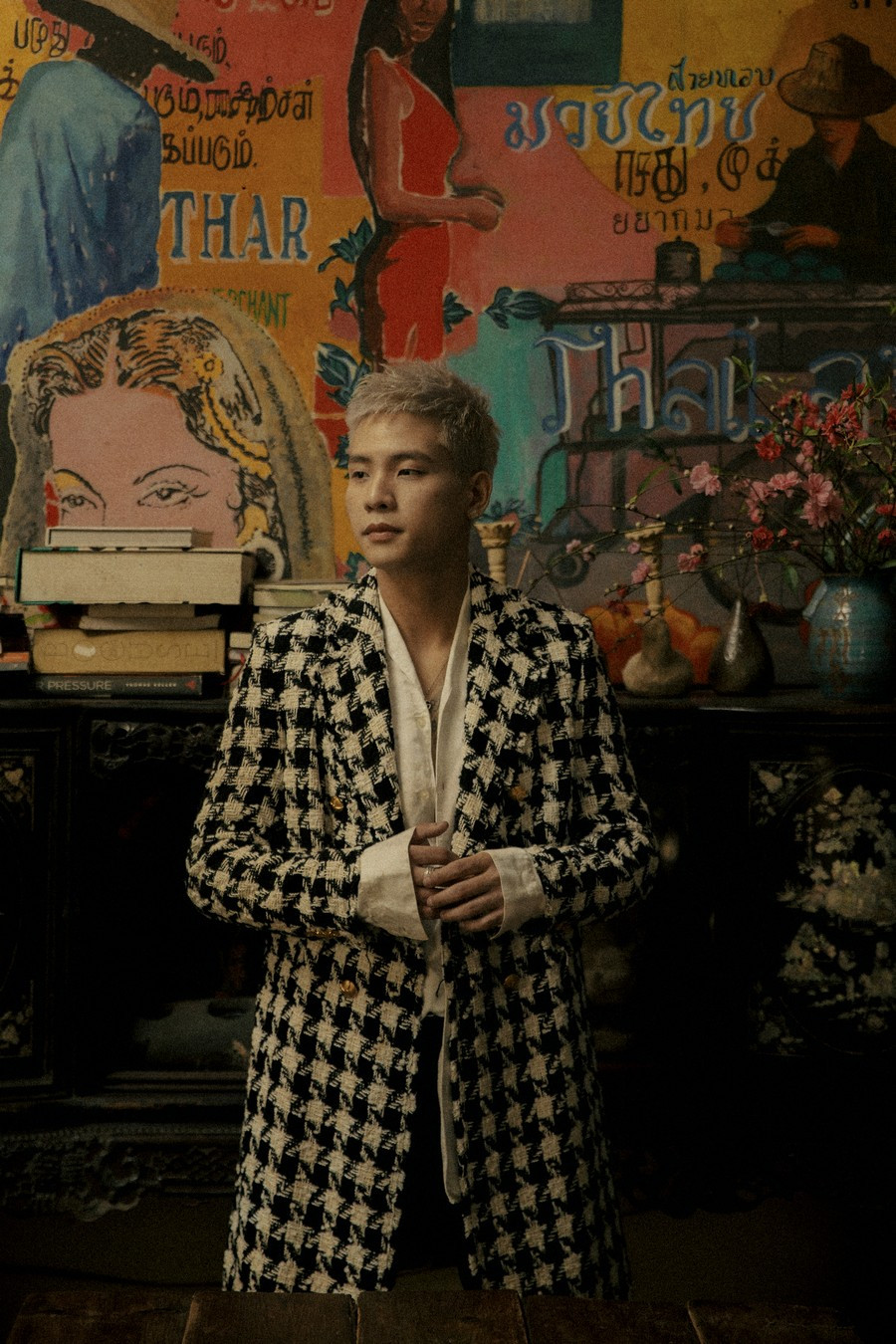 Quân A.P cuốn hút với tóc bạch kim, diện áo dài đón Tết chuẩn trai Hà Nội ảnh 6