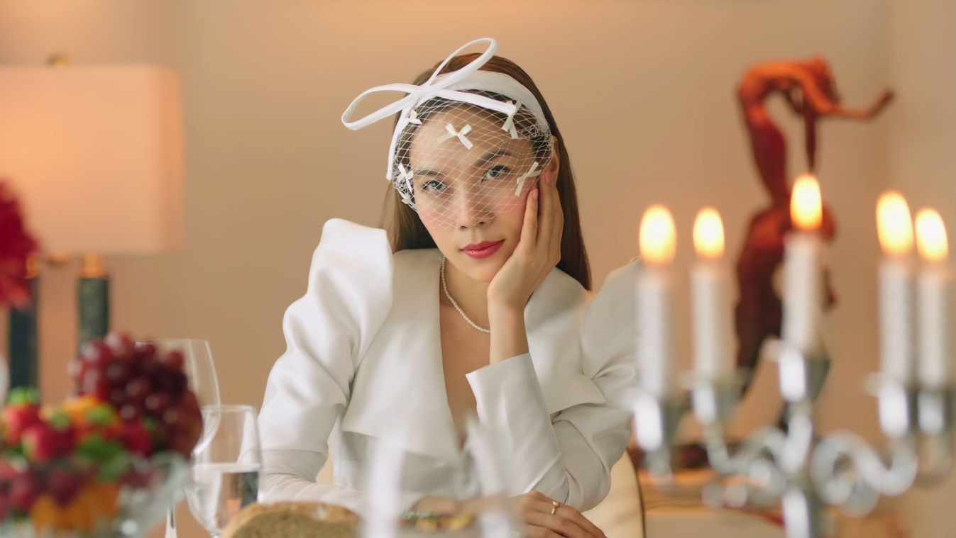 “Chị đẹp” Mỹ Tâm sang chảnh trong MV mới với loạt phụ kiện đến từ thương hiệu Chanel ảnh 1