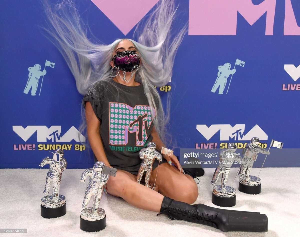 Dàn sao khuấy động VMAs 2020: Lady Gaga, Ariana Grande, BTS, The Weeknd thắng lớn ảnh 9