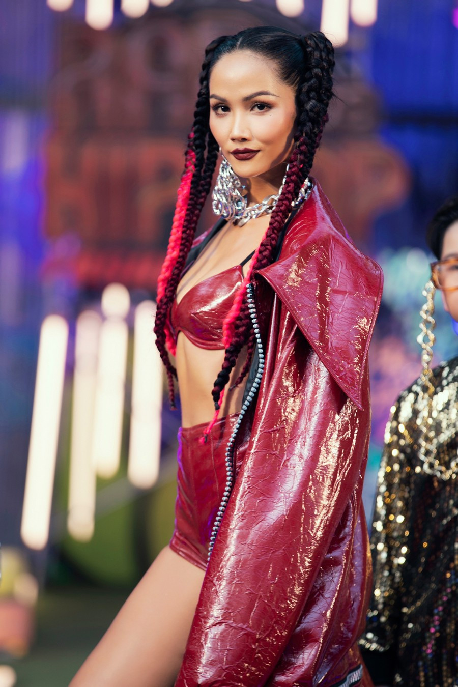 H'Hen Niê chưa bao giờ làm người hâm mộ thất vọng về những lần xuất hiện trên sàn catwalk. H’Hen Niê tết tóc cực chất, Thanh Hằng “catwalk bằng mô tô” trong show thời trang Hip-Hop ảnh 2