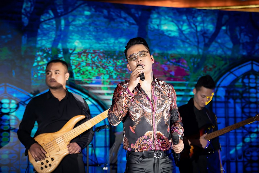 Vợ chồng ca sĩ Tuấn Hưng lần đầu cùng 3 thiên thần nhỏ xuất hiện trên sân khấu ảnh 3