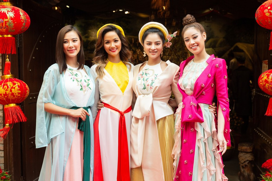 Hoa hậu H'Hen Niê rủ Khánh Vân du Xuân đầu năm, diện áo tứ thân cực lộng lẫy ảnh 3