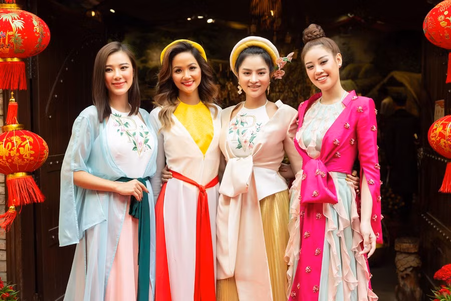 Hoa hậu H'Hen Niê rủ Khánh Vân du Xuân đầu năm, diện áo tứ thân cực lộng lẫy ảnh 3