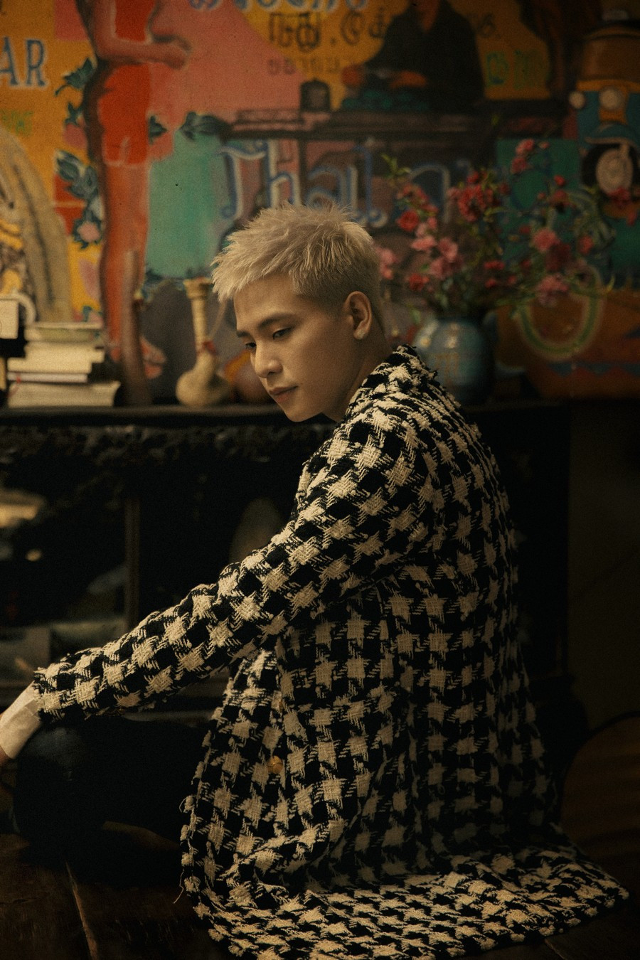 Quân A.P cuốn hút với tóc bạch kim, diện áo dài đón Tết chuẩn trai Hà Nội ảnh 8