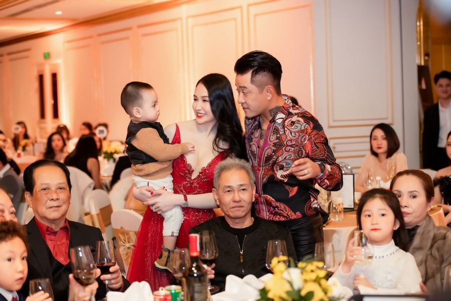 Vợ chồng ca sĩ Tuấn Hưng lần đầu cùng 3 thiên thần nhỏ xuất hiện trên sân khấu ảnh 2