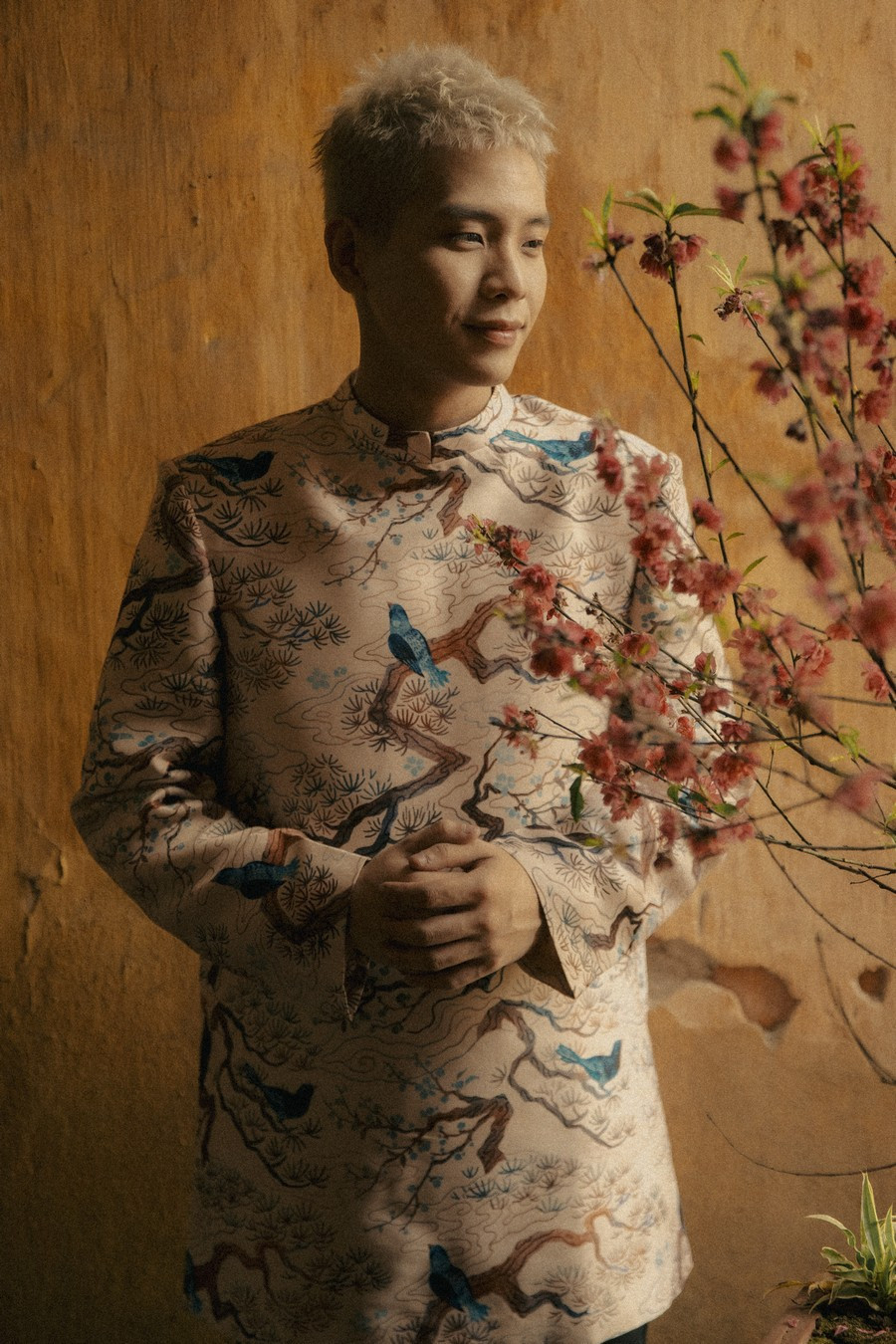 Quân A.P cuốn hút với tóc bạch kim, diện áo dài đón Tết chuẩn trai Hà Nội ảnh 1