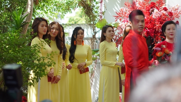 Dàn phù dâu diện áo dài vàng Đám cưới của Primmy Trương - Phan Thành: Đưa đón bằng siêu xe, phù dâu là Hoa hậu ảnh 4