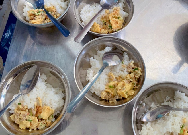 Đề nghị kỷ luật hiệu trưởng trường tiểu học bớt thức ăn của hơn 900 học sinh ảnh 1