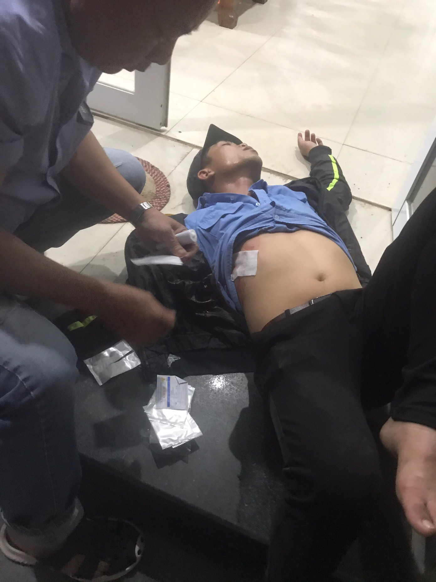 Bị nhắc nhở khi chạy sai làn, người đi xe máy đâm trọng thương nhân viên trạm thu phí ảnh 2