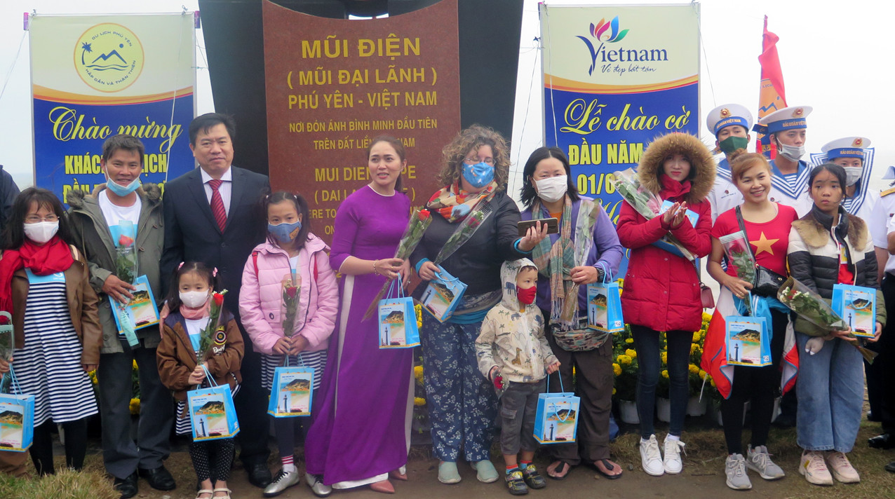 Phú Yên tổ chức lễ chào cờ đón năm mới tại danh thắng Mũi Điện ảnh 2