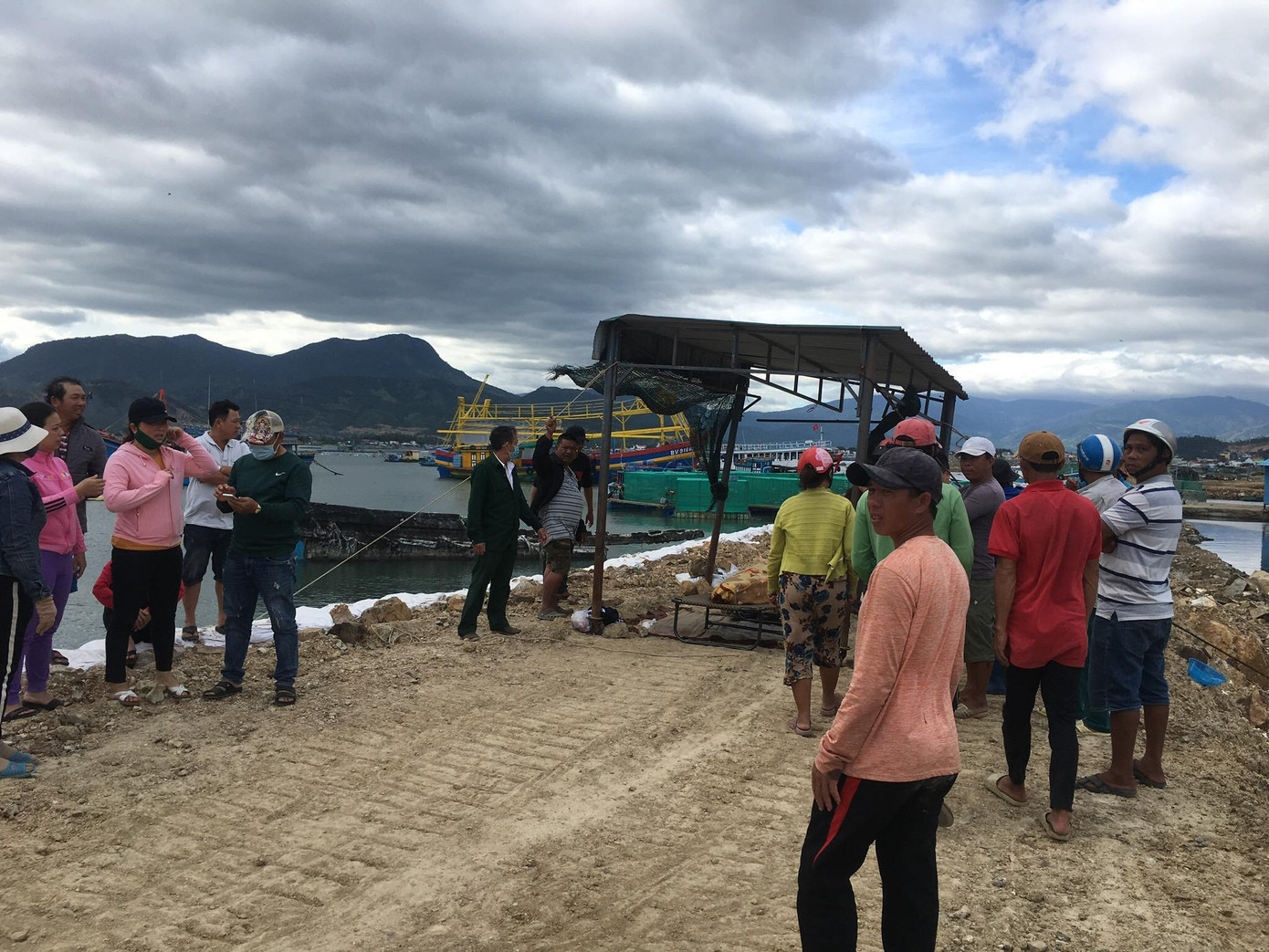 Tàu cá va vào đá ngầm, 4 ngư dân rơi xuống biển ảnh 1