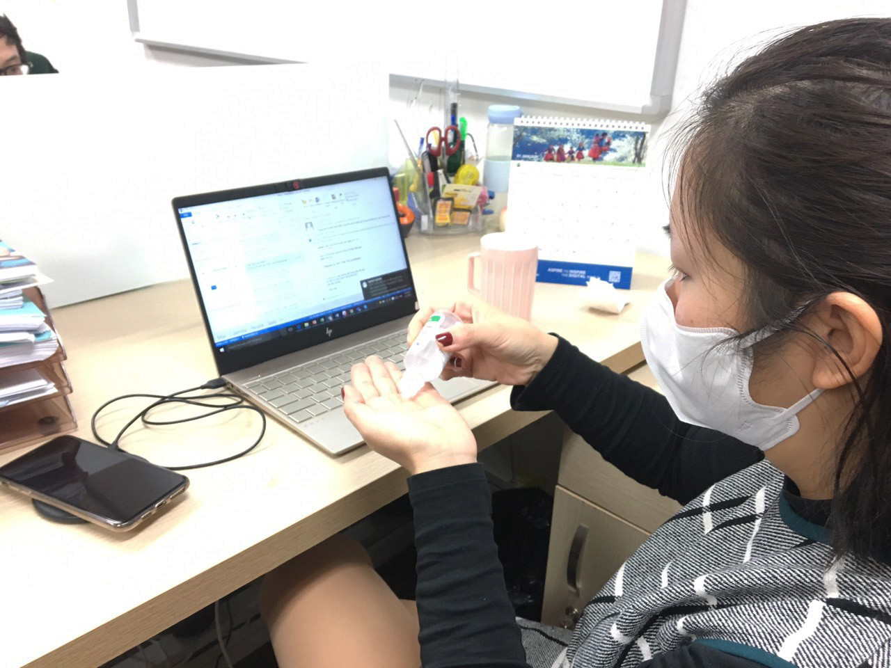 Dân văn phòng đang làm gì để chống dịch virus corona? ảnh 2