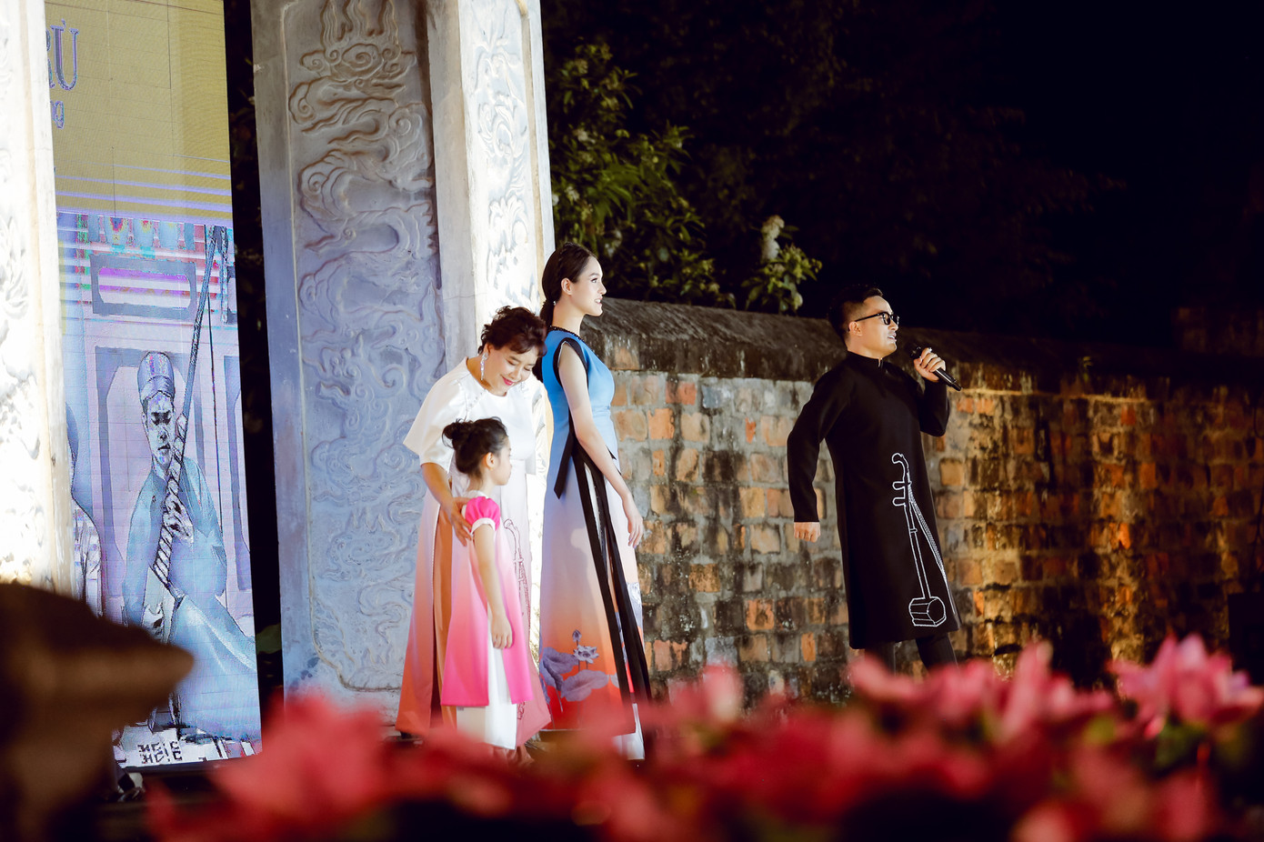 Lung linh áo dài trên nền di sản ảnh 4