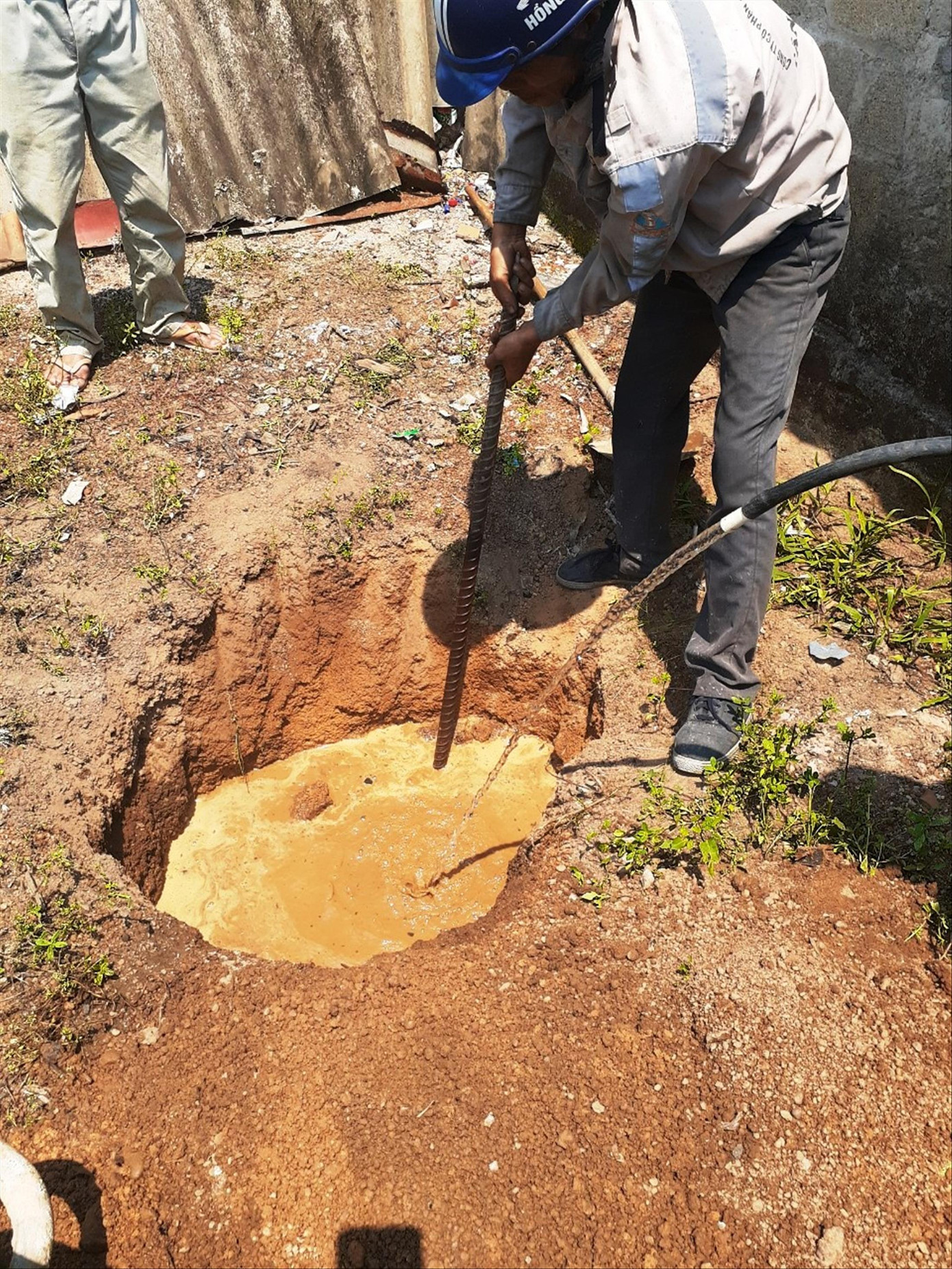 Bỗng dưng “thủng” đất làng ảnh 1