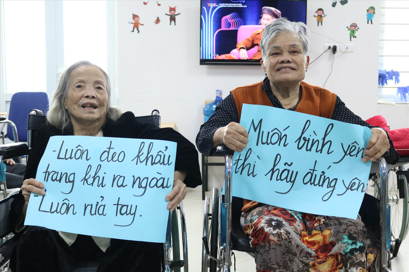 Vắc-xin chống Cô-vít ở trung tâm dưỡng lão ảnh 1