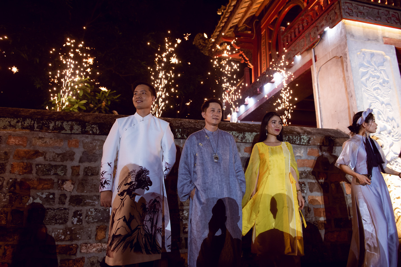 Lung linh áo dài trên nền di sản ảnh 6