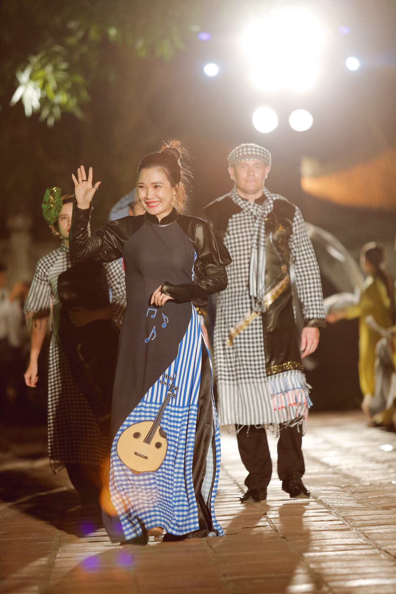 Lung linh áo dài trên nền di sản ảnh 7