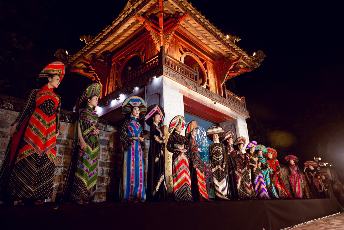 Lung linh áo dài trên nền di sản ảnh 8