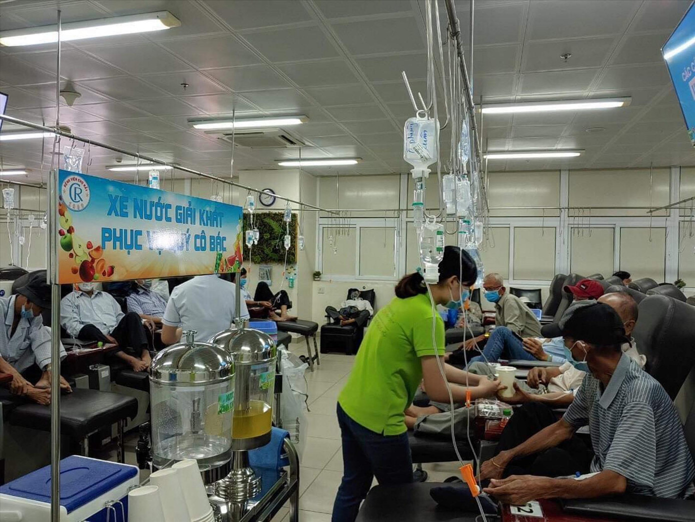 Ấm tình nơi lằn ranh sinh tử ảnh 1