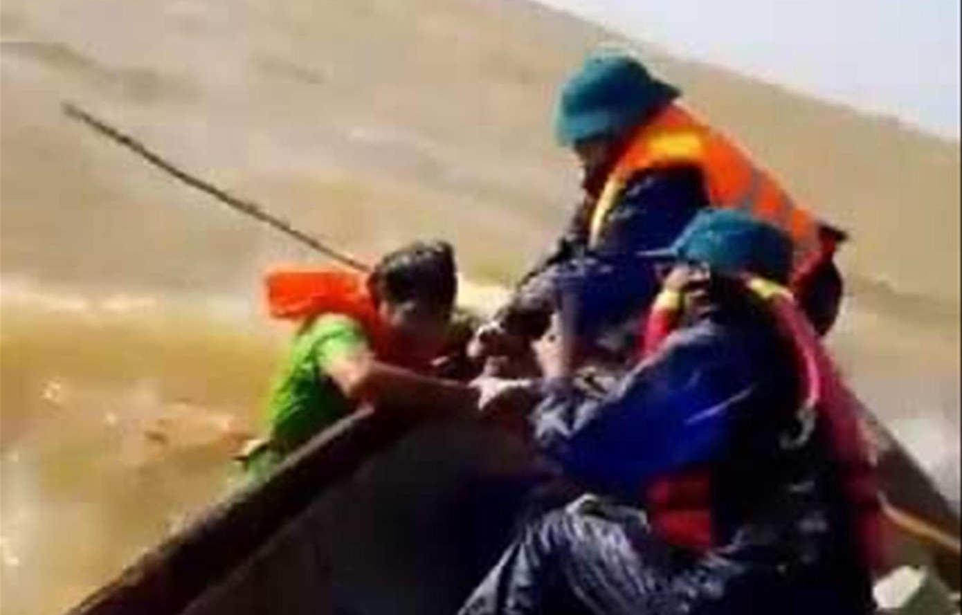 Tân Bí thư Thành ủy TPHCM Nguyễn Văn Nên dầm mưa tìm kế chống ngập ảnh 4