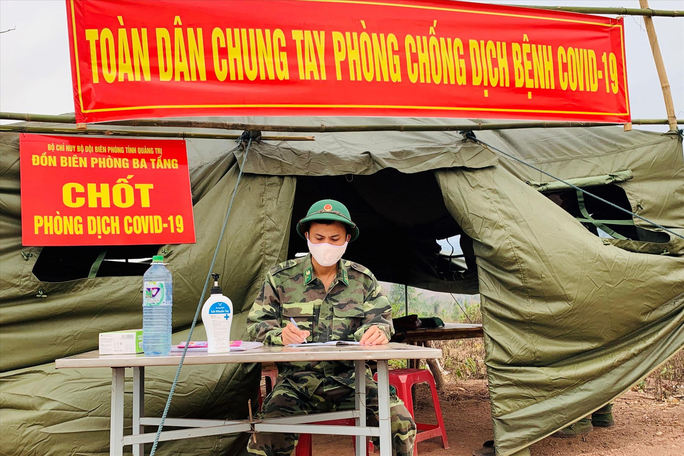 Lính biên phòng thời dịch COVID-19: Lỡ hẹn cùng vợ, chịu tang cha trên chốt tiền tiêu ảnh 1