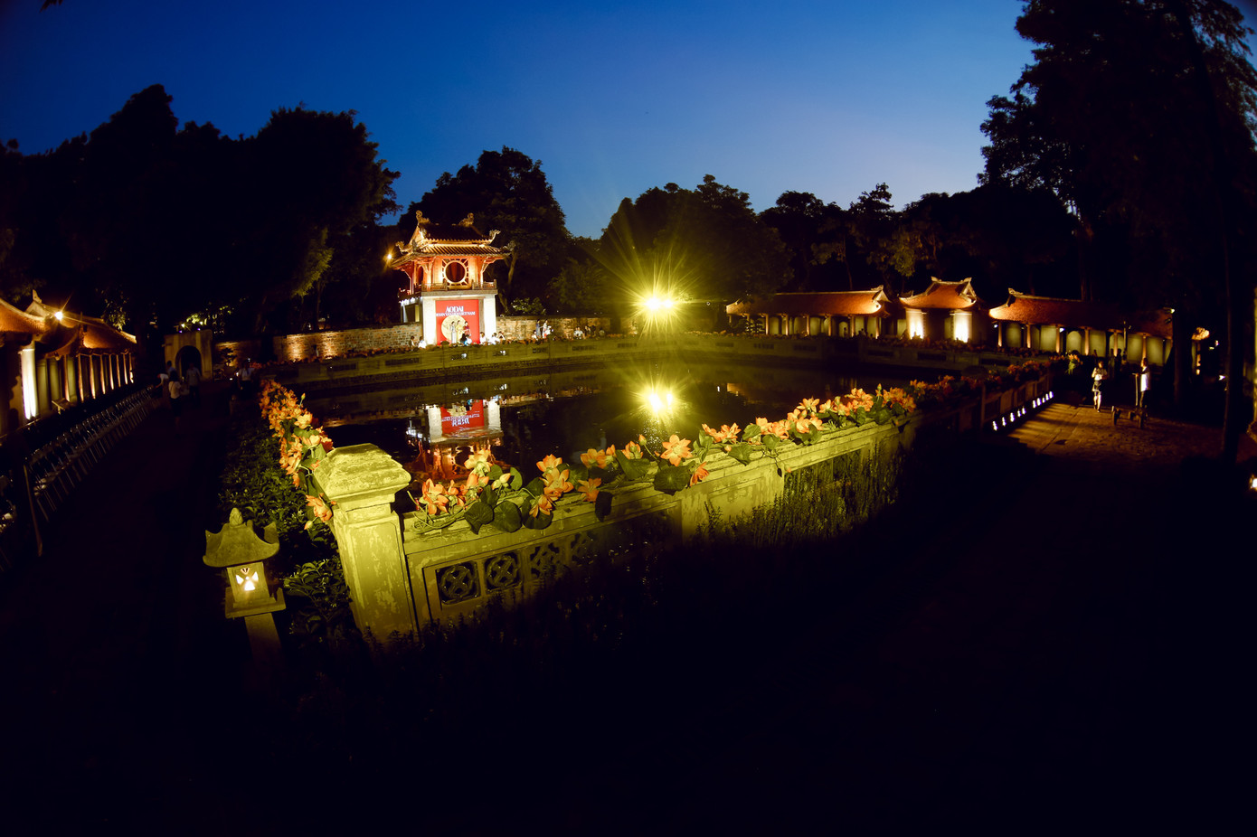 Lung linh áo dài trên nền di sản ảnh 1