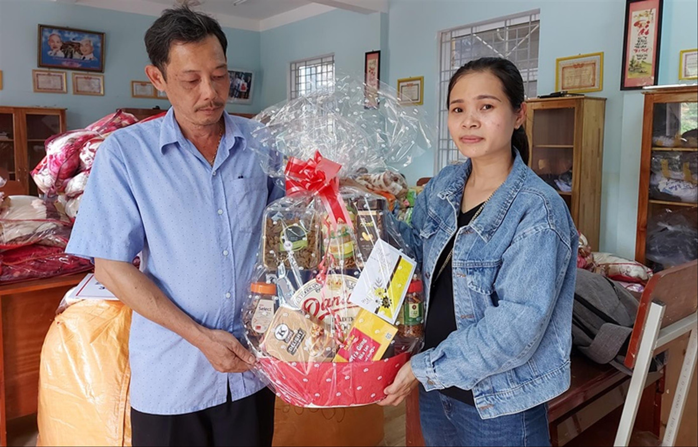 Lễ 20/11 khác lạ ở vùng sạt lở Trà leng ảnh 1