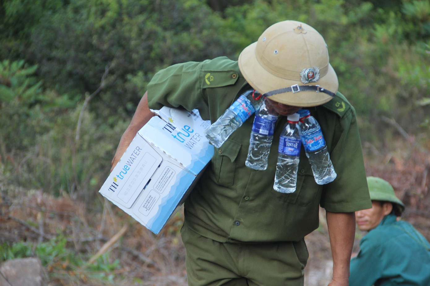 Trắng đêm cứu rừng ở 'chảo lửa' miền Trung ảnh 1