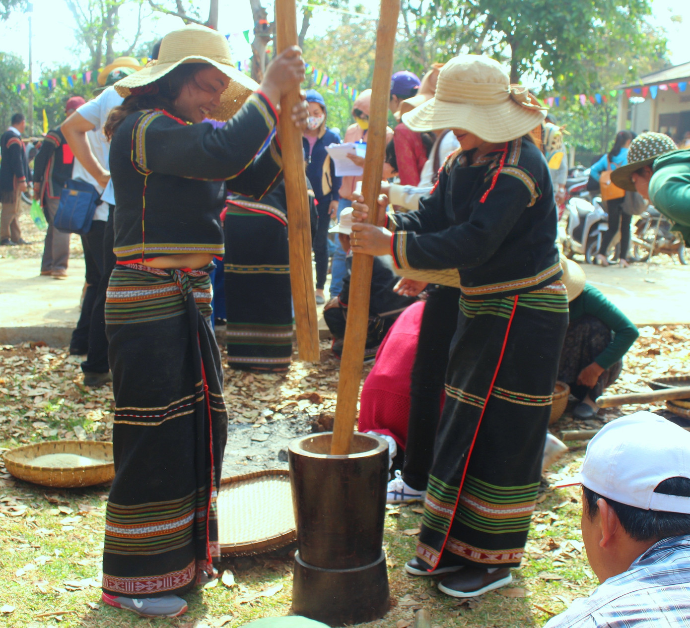 Chuyện quen mà lạ giữa đại ngàn: Tiếng chày ở làng Breng ảnh 1