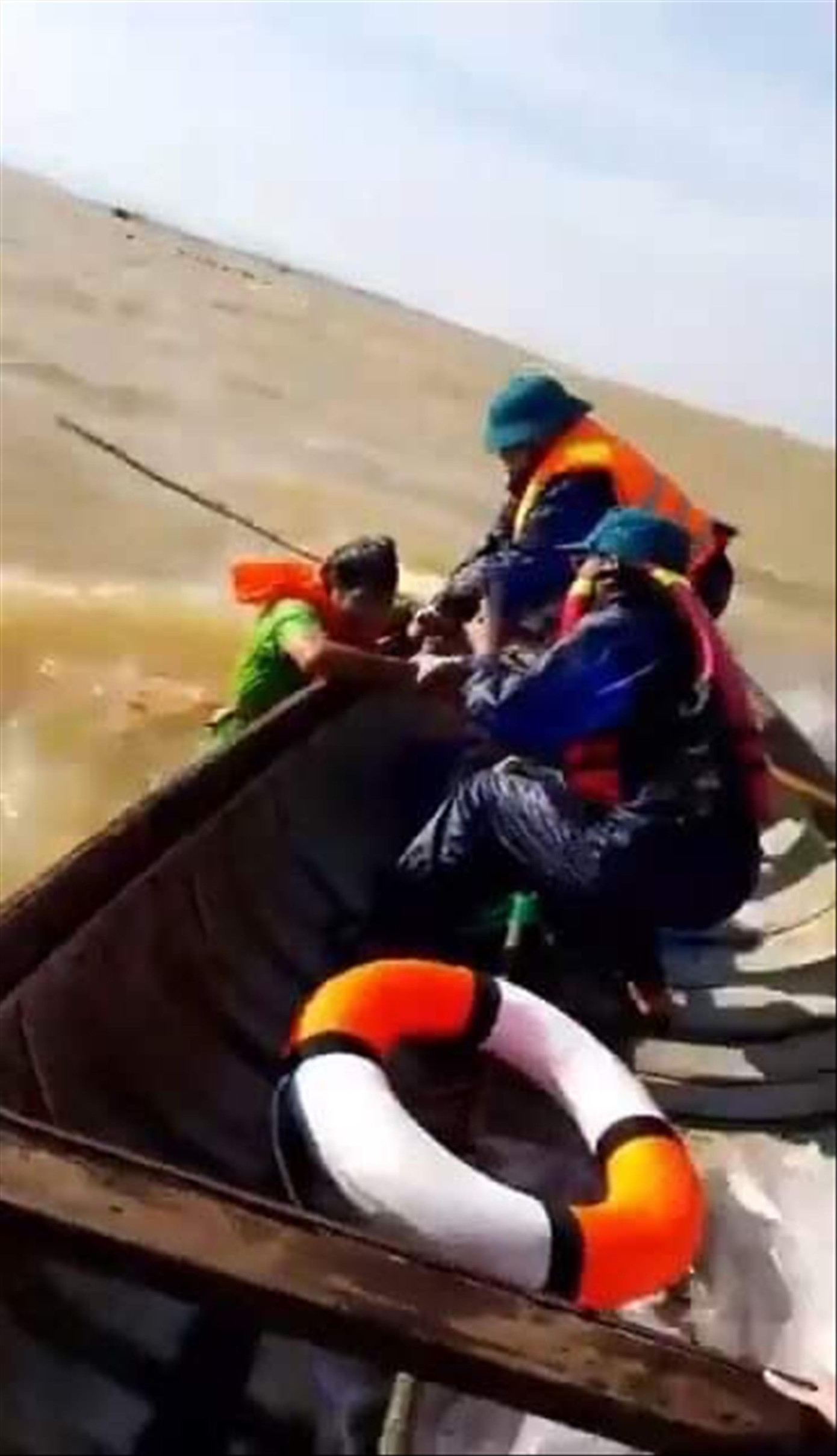 Cứu trợ đồng bào bị ảnh hưởng bão lũ ở Miền Trung: Chuyện gì đang xảy ra? ảnh 1