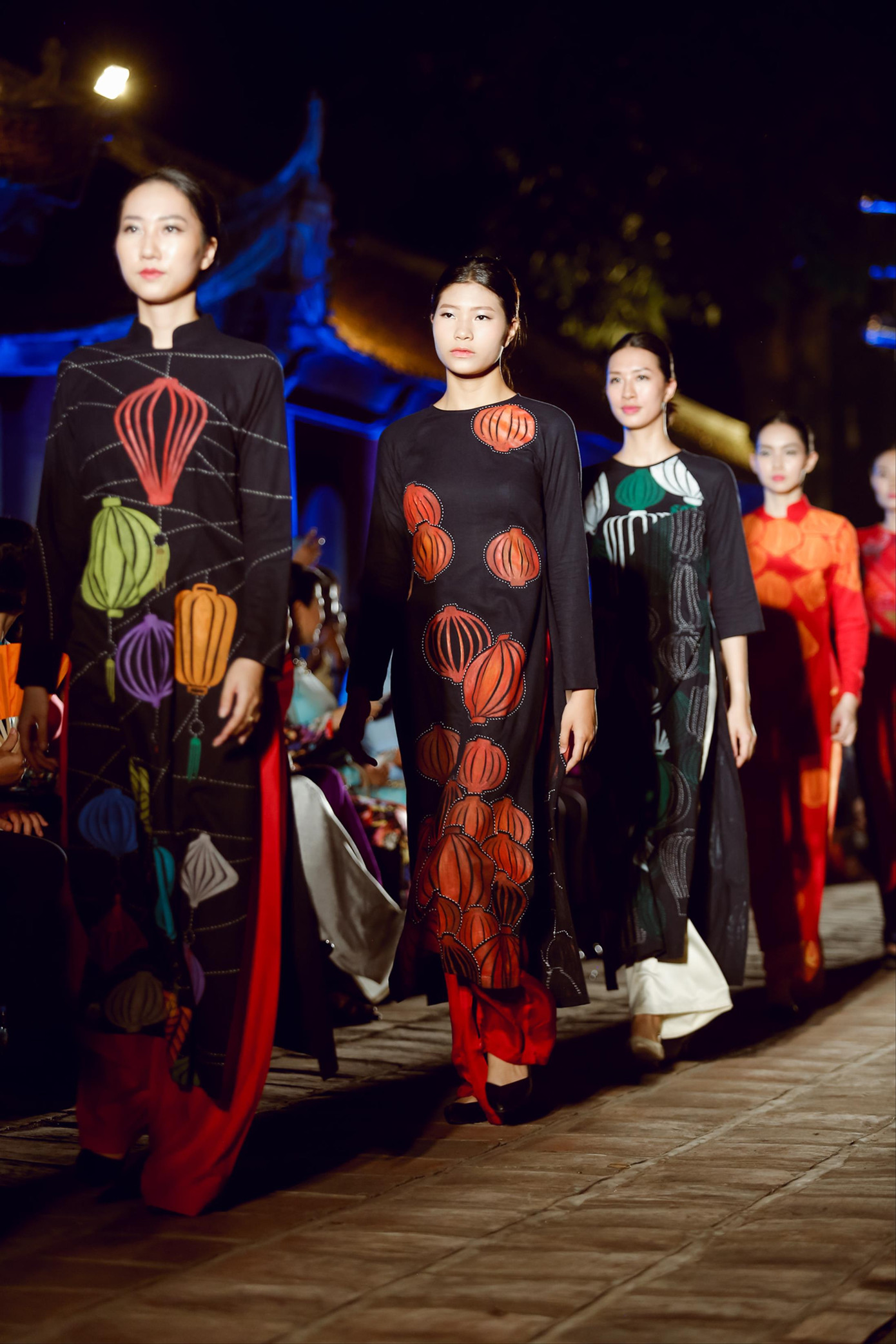 Lung linh áo dài trên nền di sản ảnh 10