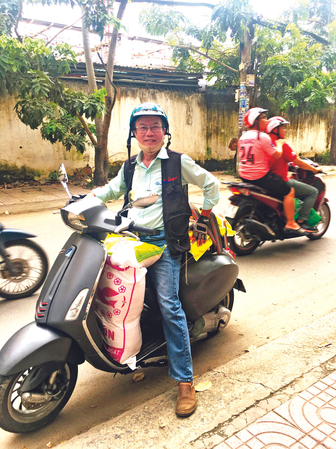 Chuyên gia du lịch thành shipper ảnh 1