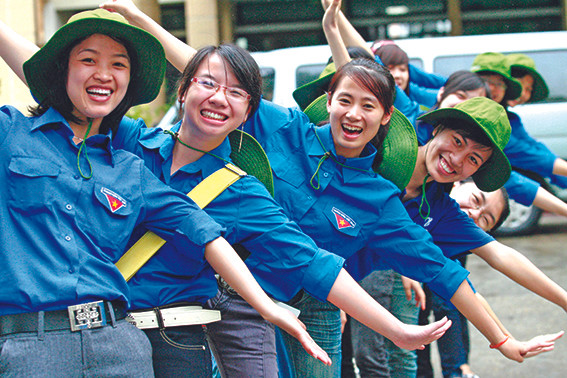 Nhạc sỹ Vũ Hoàng với thanh niên ảnh 1