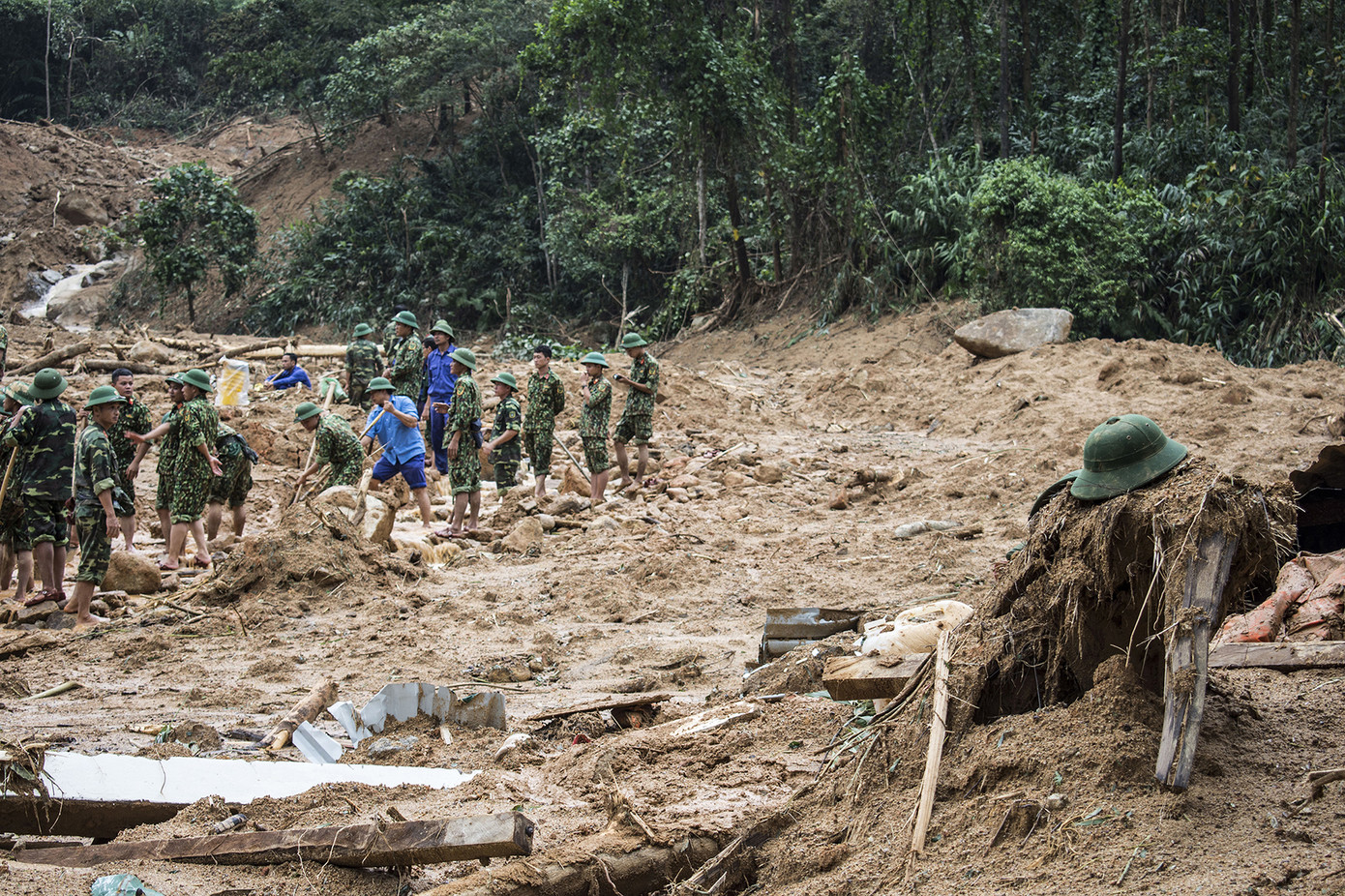 Vụ sạt lở ở thủy điện Rào Trăng 3: Quặn lòng tìm đồng đội ảnh 1