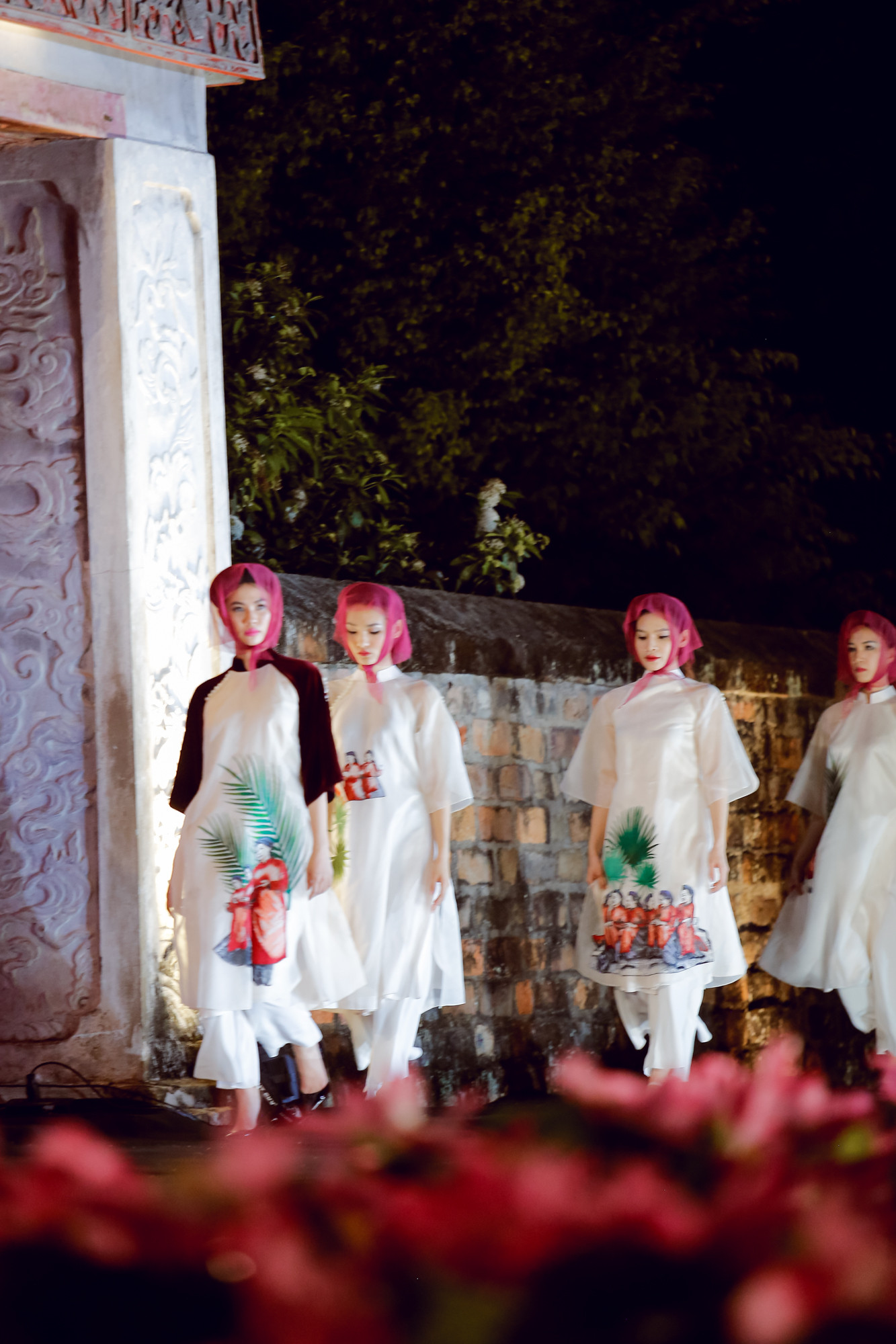 Lung linh áo dài trên nền di sản ảnh 5