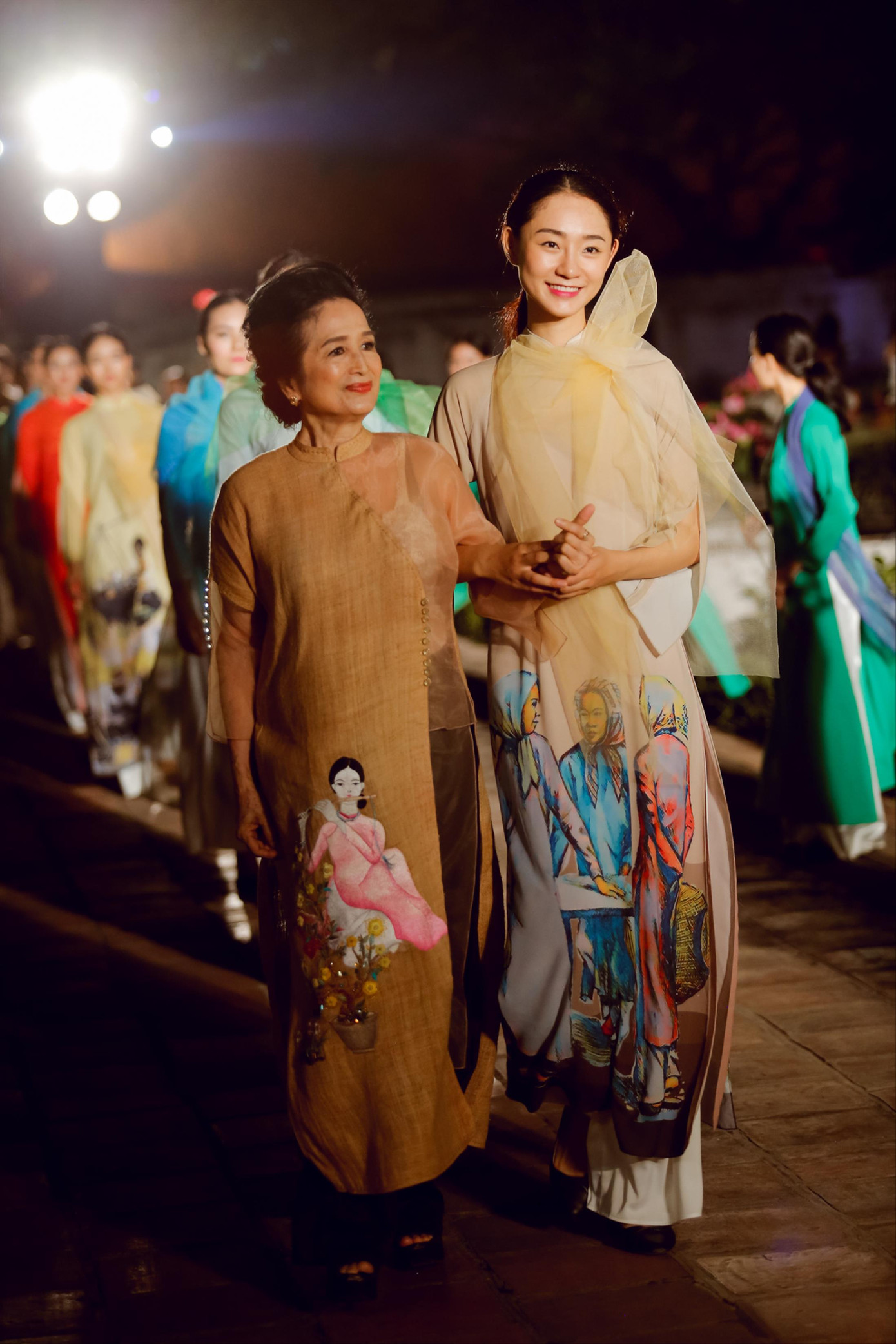 Lung linh áo dài trên nền di sản ảnh 2