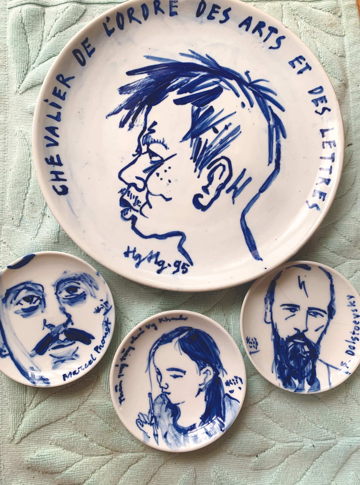 Độc đáo “gốm Thiệp”. Đĩa lớn là chân dung Nguyễn Huy Thiệp do Nguyễn Hồng Hưng vẽ, nhà văn chép lại. Các đĩa còn lại anh Thiệp vẽ Dostoievsky, Marcel Proust và con gái tôi. Ảnh: DPV Nguyễn Huy Thiệp: Trái tim ấy có đủ máu không? ảnh 1