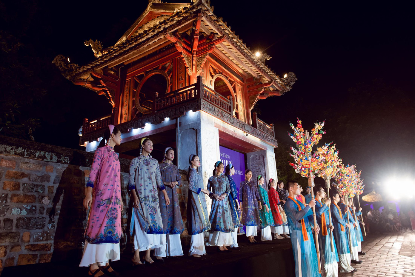 Lung linh áo dài trên nền di sản ảnh 9